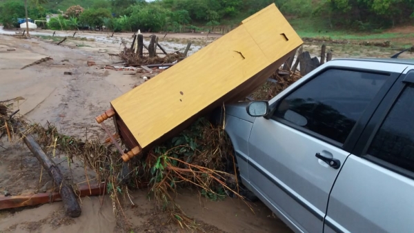 Condeúba: Temporal arrastou veículos, derrubou casa e fechou estradas na zona rural; assista