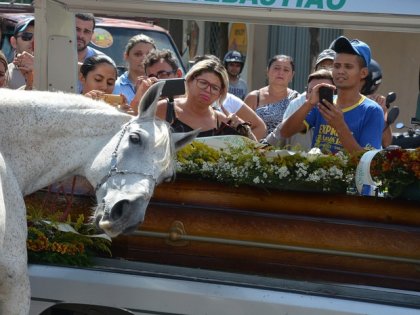 Cavalo comove família de vaqueiro morto ao &#039;se despedir&#039; do dono na PB