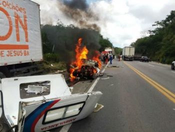 Três ocupantes morrem carbonizados em acidente com ambulância da BR-101