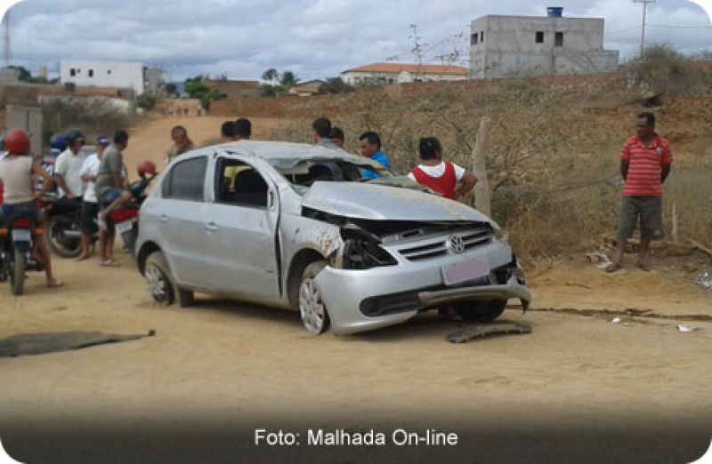 BA-026: Carro capota entre Malhada de Pedras e Rio do Antonio