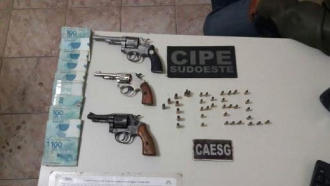 CAESG e Polícia de Minas Gerais prendem indivíduos com arma de fogo em Condeúba e São João do Paraíso
