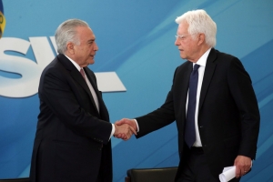 Imagem de arquivo de junho de 2018 mostra o então presidente Michel Temer com o então ministo Moreira Franco durante assinatura de decretos que regulamentam o Código de Mineração