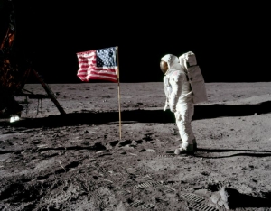 Próximo humano a pisar na Lua vai ser uma mulher, confirma Nasa