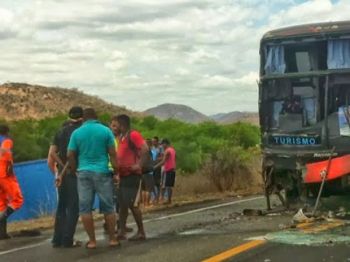 Ônibus de banda Luxuria se envolve em acidente com duas carretas na BR-116