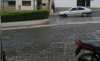 Após estiagem, chuva rápida ameniza o clima em Condeúba