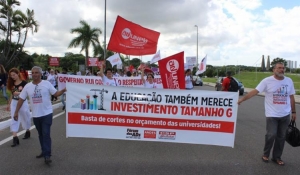 Professores estão em greve desde o dia 9 de abril