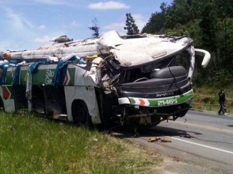 Ônibus da São Geraldo que saiu da Bahia tomba na BR-101; 08 pessoas morreram