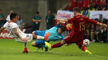 Vexame! Atual campeã, Espanha é humilhada pelo Chile e está fora da Copa