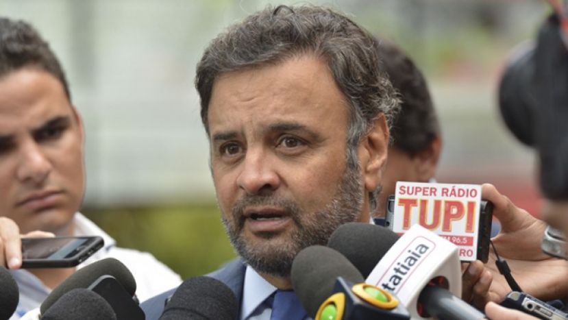 Aécio aparece de barba e novo visual divide tucanos