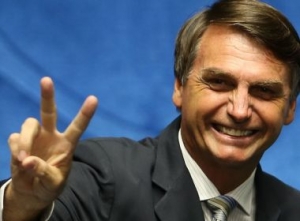 Bolsonaro cogita chapa com Magno Malta na vice para Presidência, diz colunista