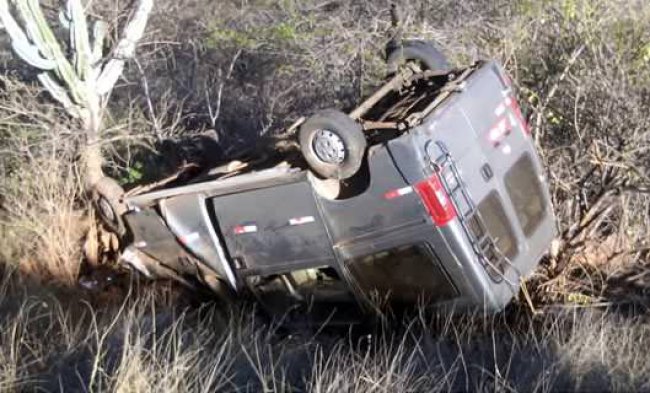 Sudoeste: Van da cidade de Jânio Quadros capota na BA-262