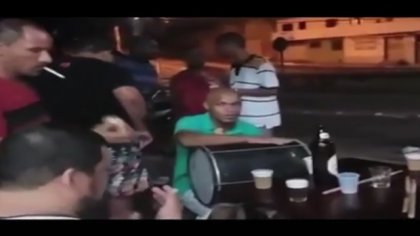 Velório de dono de bar tem cerveja liberada para convidados e roda de samba no ES