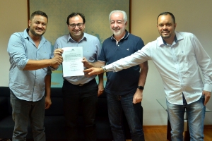 Condeúba: Prefeito acompanha assinatura da ordem de serviço da avenida do antigo campo de aviação