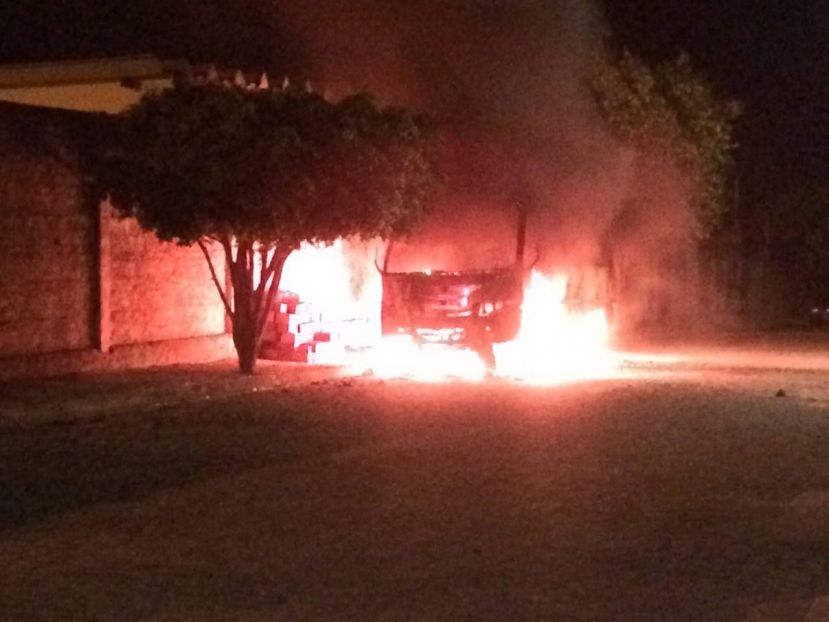 Cordeiros: Micro-Ônibus do programa Caminho da Escola pega fogo, veja fotos