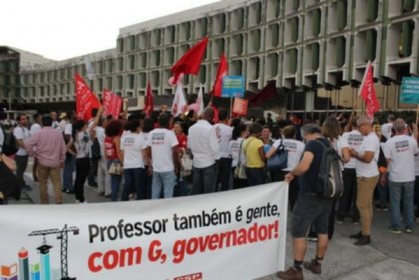 Greve das Universidades Baianas: docentes e estudantes acampam em frente à SEC por tempo indeterminado