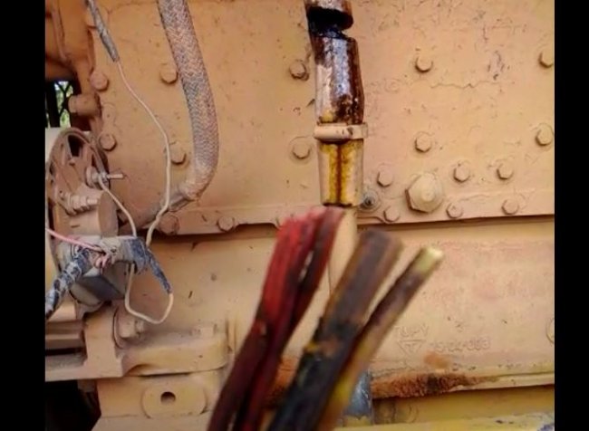 Condeúba: Ação criminosa danifica máquina que recuperava estradas na zona rural