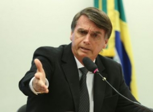 Em pesquisa feita após ataque, Bolsonaro aparece com 30% das intenções de voto