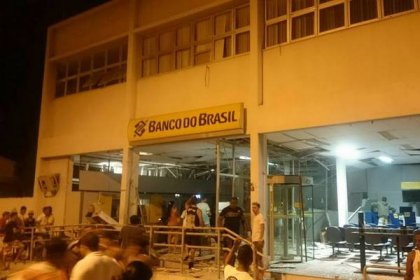 Carinhanha: Quadrilha explode agência, atira contra PM e faz moradores como reféns